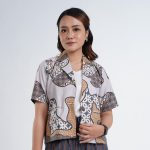 blazer batik wanita lengan pendek margaria terbuat dari bahan katun printing dengan warna abu-abu yang cocok dipakai untuk bekerja