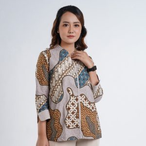 Blouse Batik Wanita dari Margaria Batik dengan gaya profesional dan bernuansa tradisional, ideal untuk berbagai kesempatan dari kantor hingga perayaan pernikahan."