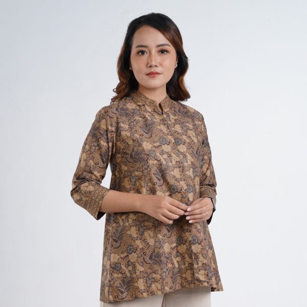 outer batik wanita lengan tiga perempat margaria terbuat dari bahan batik printing berwarna coklat yang cocok dipakai untuk outfit saat sedang bersama keluarga