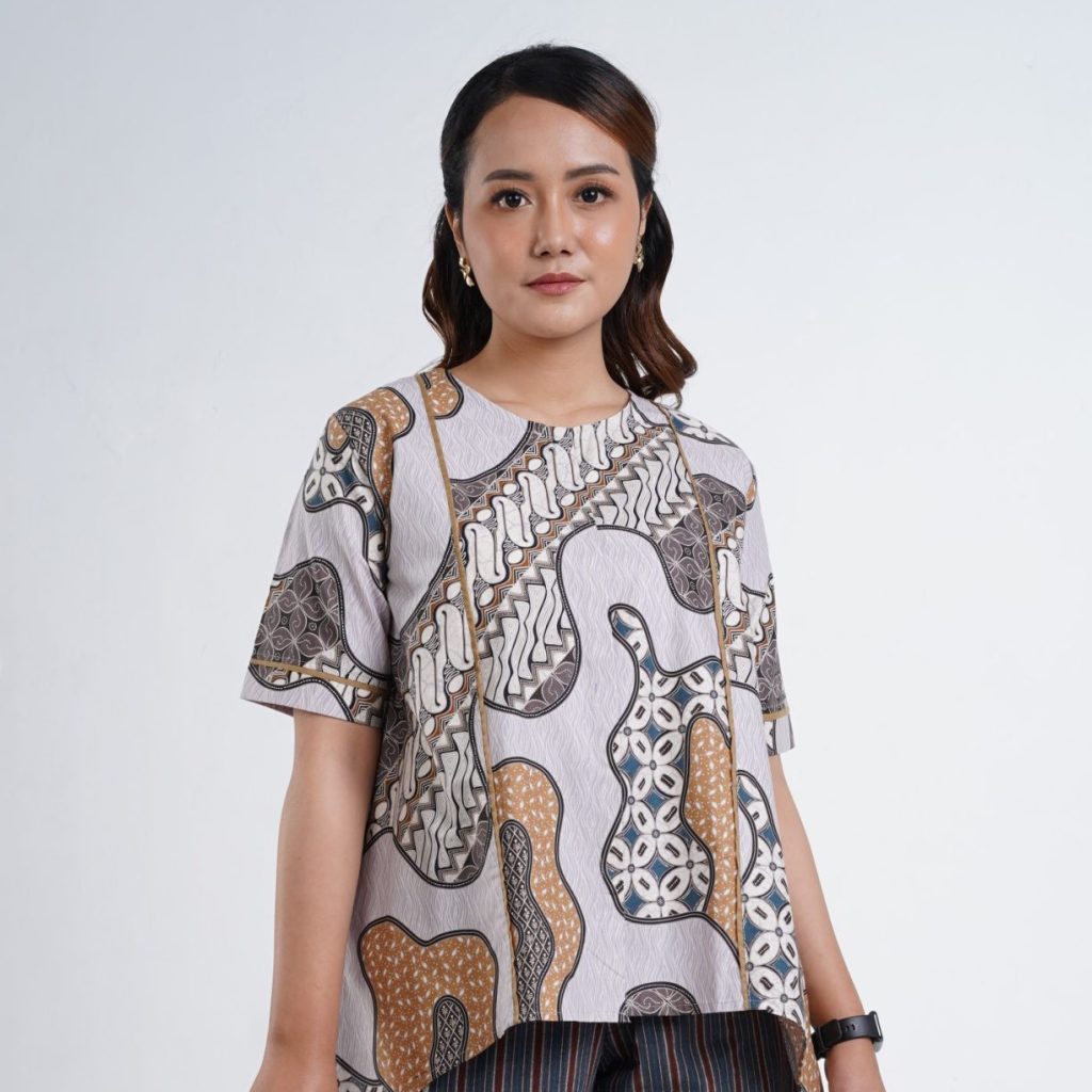 blouse batik wanita lengan pendek margaria terbuat dari bahan katun printing. Outfit berwarna abu-abu yang cocok dipakai untuk bepergian ke luar kota