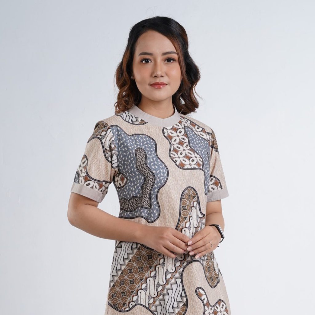 dress batik wanita margaria terbuat dari bahan katun printing berwarna abu-abu yang cocok dipakai untuk wanita pekerja