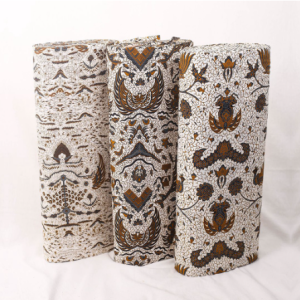 Kain batik meteran khas Jogja yang sangat bisa kamu pakai untuk pembuatan seragam dan pakaian formal lainnya