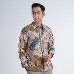 kemeja batik pria lengan panjang: Busana tradisional dari margaria batik berbahan katun dengan sentuhan modern, cocok untuk acara kantor dan pernikahan.