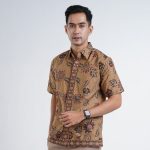 kemeja batik pria lengan pendek yang memadukan gaya profesional bernuansa tradisional, ideal untuk berbagai kesempatan dari kantor hingga perayaan pernikahan