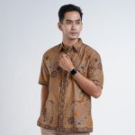 kemeja batik pria lengan pendek yang memadukan gaya profesional bernuansa tradisional dan bermotif burung. cocok dipakai saat acara kantor hingga perayaan pernikahan