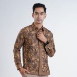 kemeja batik pria lengan pendek yang memadukan gaya profesional bernuansa tradisional dan berwarna coklat. cocok dipakai saat acara kantor hingga perayaan pernikahan