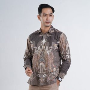 kemeja batik pria lengan panjang: Busana tradisional dari margaria batik berbahan katun dengan sentuhan modern, cocok untuk acara kantor dan pernikahan.