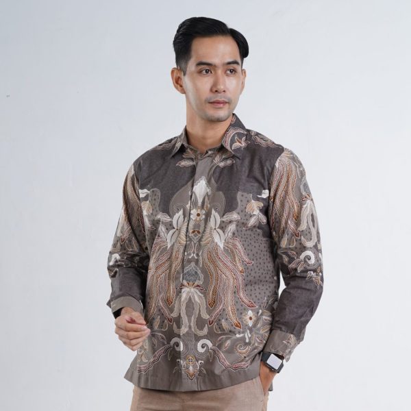 kemeja batik pria lengan panjang: Busana tradisional dari margaria batik berbahan katun dengan sentuhan modern, cocok untuk acara kantor dan pernikahan.