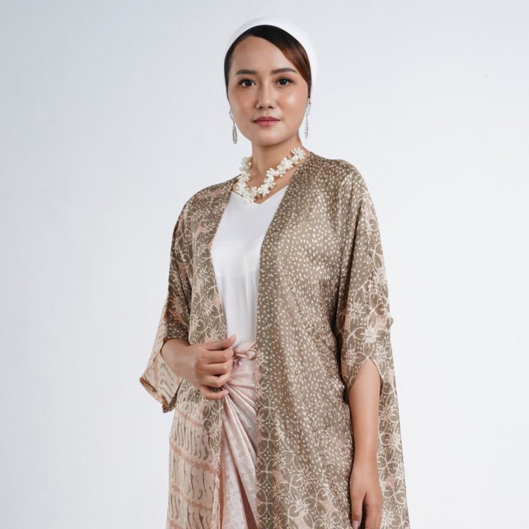 outer batik muslim wanita margaria terbuat dari bahan viscose berwarna coklat yang cocok dipakai untuk acara keagamaan