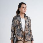 outer batik wanita lengan panjang margaria terbuat dari bahan katun printing bermarna hitam dan bermotif daun yang cocok dipakai untuk bekerja dan outfit ketika arisan