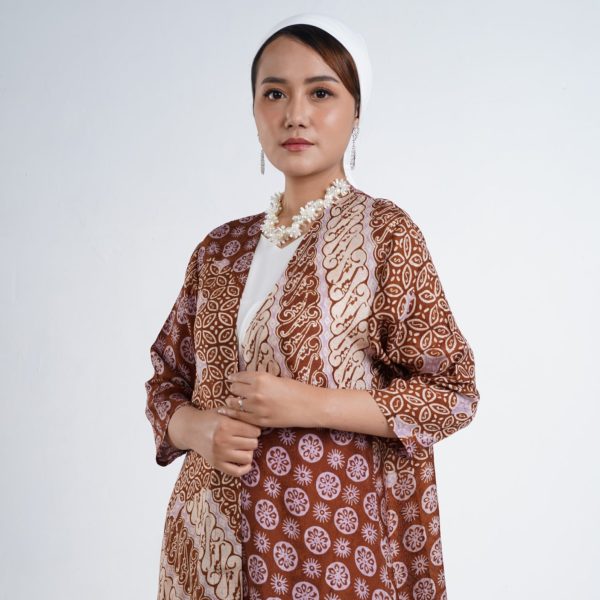 outer batik muslim wanita margaria terbuat dari bahan viscose berwarna merah yang elegan dan cocok dipakai untuk bekerja dan acara keagamaan