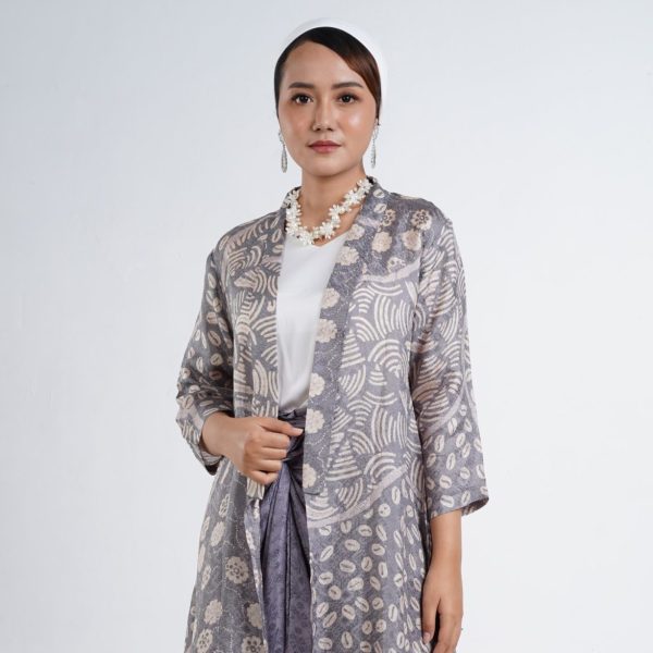 outer batik muslim wanita margaria terbuat dari bahan viscose berwarna abu-abu yang cocok dipakai untuk acara keagamaan