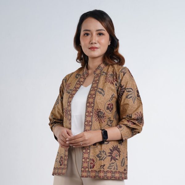 outer batik wanita lengan tiga perempat bahan katun print berwarna coklat yang cocok dipakai saat bekerja dan acara kantor lainnya