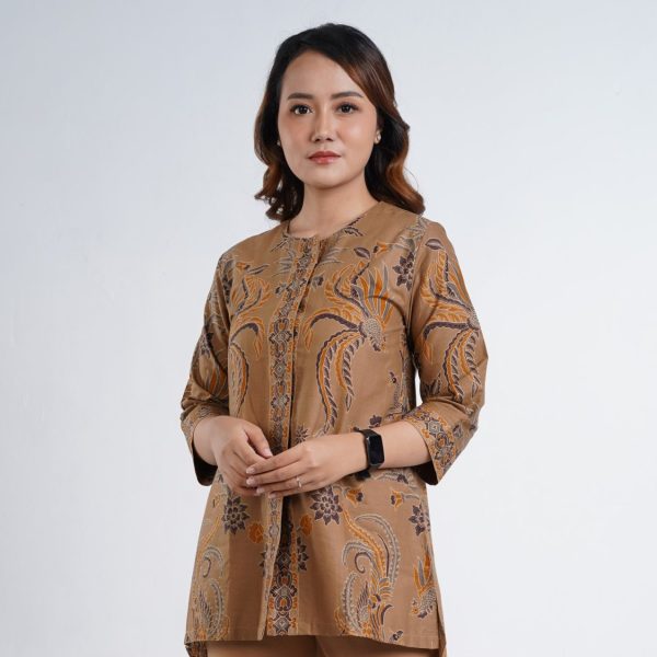 blouse batik wanita lengan tiga perempat bahan katun print berwaran coklat dan bermotif ayam yang cocok dipakai untuk bekerja dan acara kantor lainnya