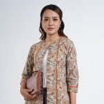 outer batik wanita lengan tiga perempat margaria terbuat dari bahan katun printing bermotif bunga yang cocok dipakai untuk bekerja dan pernikahan