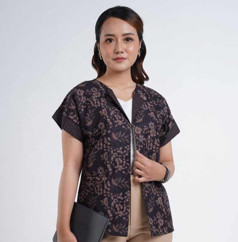 outer batik wanita margaria terbuat dari bahan katun printing berwarna hitam yang cocok dipakai untuk bekerja dan acara kantor lainnya
