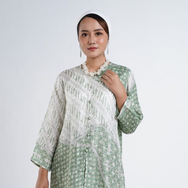 dress batik wanita muslim lengan panjang bahan viscose berwaran hijau dan sangat sesuai untuk dipakai saat acara keagamaan