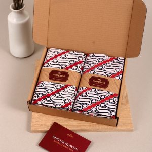 Kain batik sarimbit yang cocok sebagai hadiah untuk orang terkasih. Dalam box sudah berisi 2 kain batik cap dan kartu ucapan
